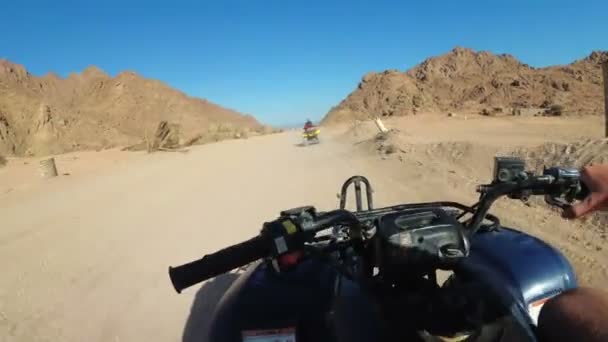 Ridning en quad i öknen i Egypten. Första persons vy. Rider ATV cykel. — Stockvideo