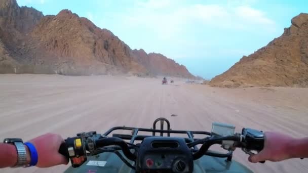 Rijden op een quad in de woestijn van Egypte. Aanzicht vanuit de eerste persoon. Ritten ATV Bike. — Stockvideo