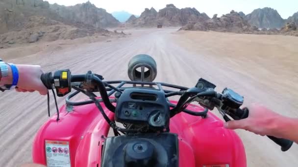 Quad fahren in der Wüste Ägyptens. Ich-Perspektive. Fahrten mit dem ATV-Fahrrad. — Stockvideo