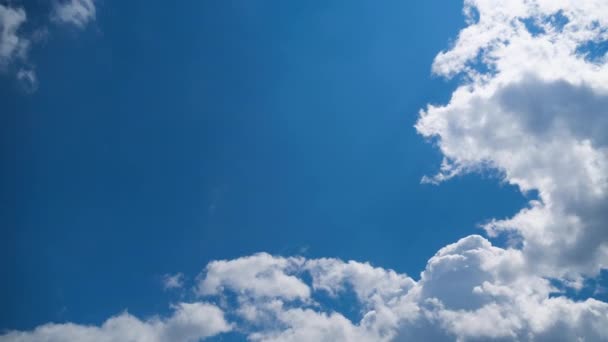 Las nubes se mueven suavemente en el cielo azul. Cronograma — Vídeo de stock