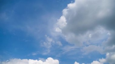 Bulutlar Mavi Gök 'te pürüzsüz hareket eder. Zaman Uygulaması