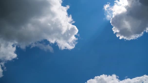 Nuvens se movem suavemente no céu azul. Prazo de validade — Vídeo de Stock