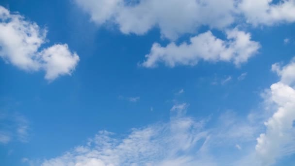 Nuvens se movem suavemente no céu azul. Prazo de validade — Vídeo de Stock