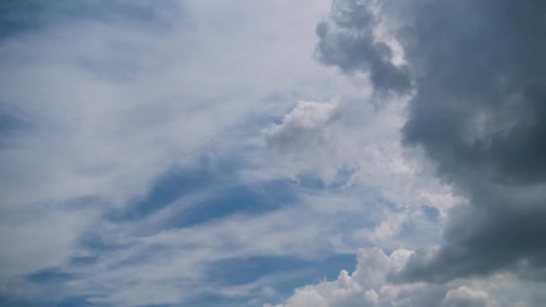 Nuvens se movem suavemente no céu azul. Prazo de validade — Vídeo de Stock