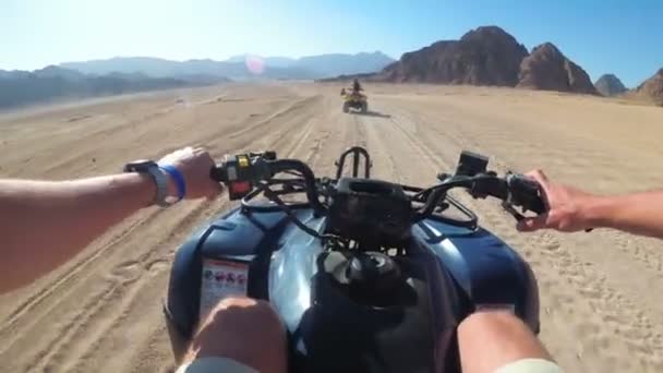 Rijden op een quad in de woestijn van Egypte. Aanzicht vanuit de eerste persoon. Ritten ATV Bike. — Stockvideo