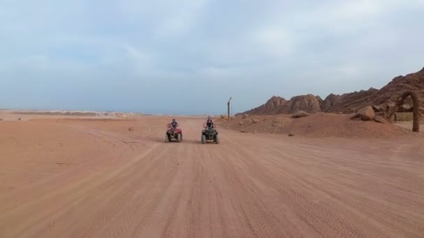 Quad fahren in der Wüste Ägyptens. Ich-Perspektive. Fahrten mit dem ATV-Fahrrad. — Stockvideo