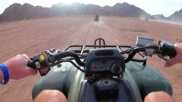 Quad fahren in der Wüste Ägyptens. Ich-Perspektive. Fahrten mit dem ATV-Fahrrad. — Stockvideo