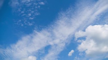 Bulutlar Mavi Gök 'te pürüzsüz hareket eder. Zaman Uygulaması