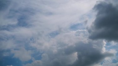 Bulutlar Mavi Gök 'te pürüzsüz hareket eder. Zaman Uygulaması