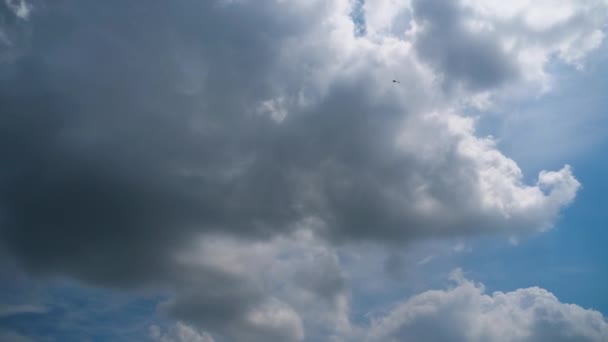 Nuvens se movem suavemente no céu azul. Prazo de validade — Vídeo de Stock