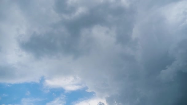 Wolken ziehen sanft in den blauen Himmel. Zeitraffer — Stockvideo