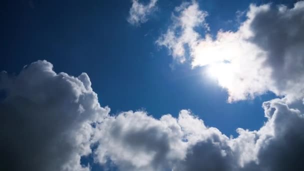 雲は青空の中でスムーズに移動します。タイムラプス — ストック動画