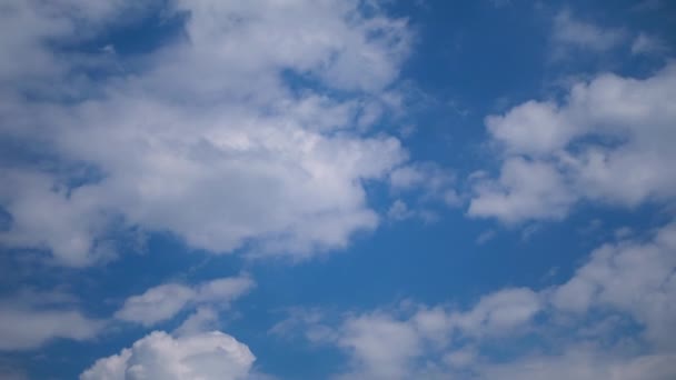 Nuages se déplacent en douceur dans le ciel bleu. Temps écoulé — Video