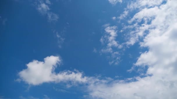 Las nubes se mueven suavemente en el cielo azul. Cronograma — Vídeos de Stock