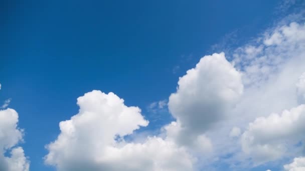 Nuvens se movem suavemente no céu azul. Prazo de validade — Vídeo de Stock