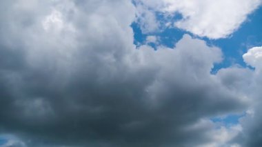 Bulutlar Mavi Gök 'te pürüzsüz hareket eder. Zaman Uygulaması