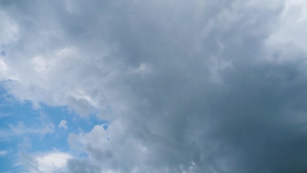雲は青空の中でスムーズに移動します。タイムラプス — ストック動画