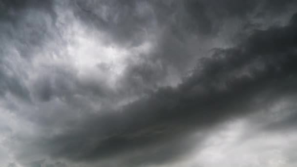 Nuvens de tempestade estão se movendo no céu, Timelapse. — Vídeo de Stock