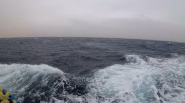 Kızıldeniz'de güçlü bir fırtına dalgalar boyunca hareket eden bir gemiden görünümü