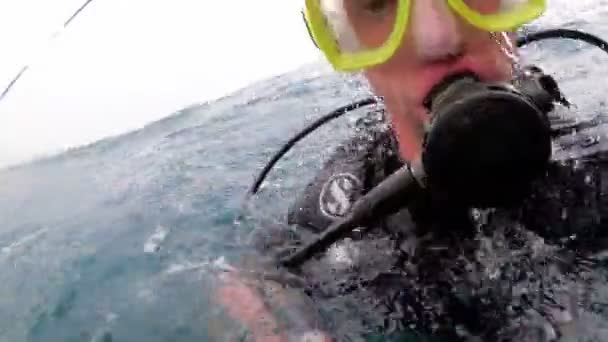 Buceador toma un video de sí mismo usando un palo selfie sobre el agua de los barcos con los turistas — Vídeo de stock