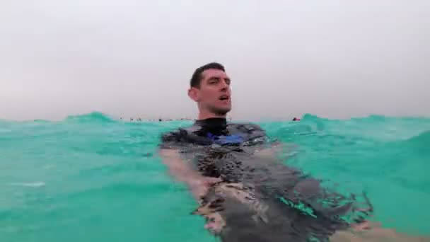 Ung man i en dykardräkt simmar i det öppna Röda havet med turister, Egypten. — Stockvideo