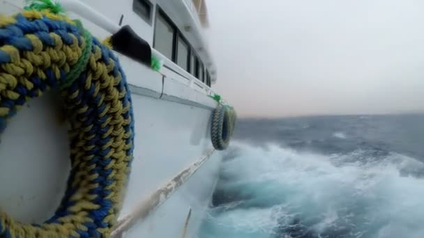 Boot die langs de golven beweegt in een sterke storm in de rode zee — Stockvideo