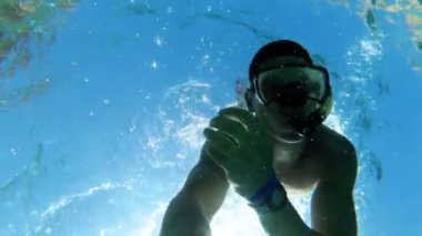 Şnorkel maskeli genç adam, Kızıldeniz'in Berrak Suyuna Dalın