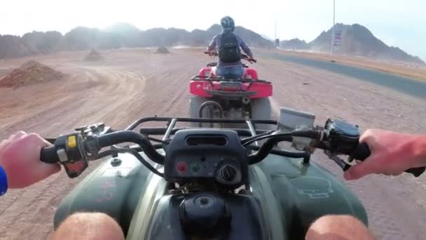 在埃及的沙漠中骑一辆四轮车。第一人称视角。骑ATV自行车. — 图库视频影像