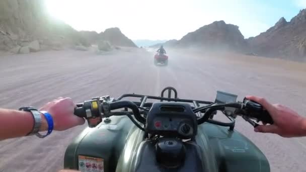 Ridning en quad i öknen i Egypten. Första persons vy. Rider ATV cykel. — Stockvideo