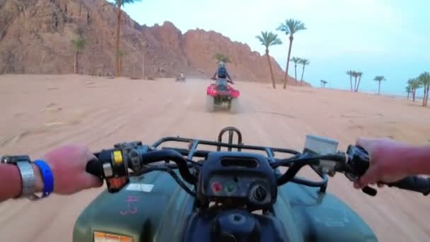 Quad fahren in der Wüste Ägyptens. Ich-Perspektive. Fahrten mit dem ATV-Fahrrad. — Stockvideo