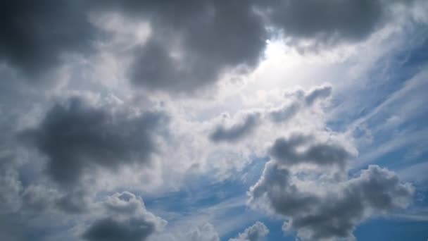 Хмари плавно рухаються в блакитному небі на фоні сонця. Тімелаце — стокове відео