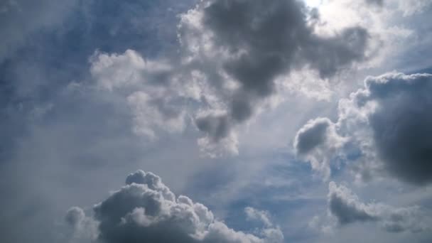 Nuages se déplacent en douceur dans le ciel bleu sur fond de soleil. Temps écoulé — Video