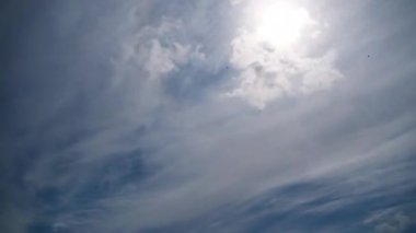 Bulutlar Güneş'in Arka Planında Mavi Gökyüzünde Sorunsuz Hareket Ediyor.