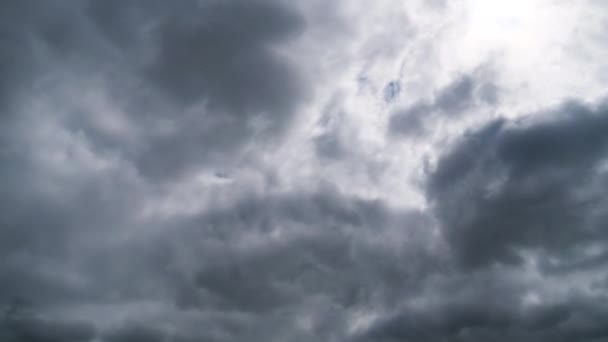 Bulutlar Mavi Gök 'te pürüzsüz hareket eder. Zaman Uygulaması — Stok video