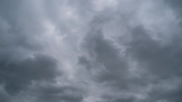 Gewitterwolken ziehen am Himmel auf, Zeitraffer. — Stockvideo