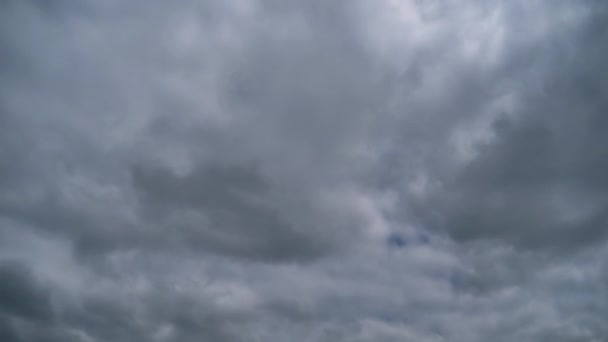 Las nubes se mueven suavemente en el cielo azul. Cronograma — Vídeos de Stock