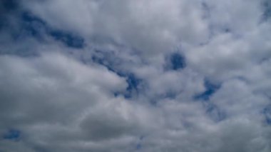 Bulutlar Mavi Gök 'te pürüzsüz hareket eder. Zaman Uygulaması