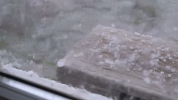 Salve fuera de la ventana. Hailstones caen en la cubierta del aire acondicionado fuera de la ventana — Vídeos de Stock