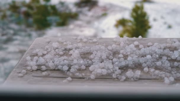 窗外的冰激凌。冰块躺在塑料窗后的窗台上. — 图库视频影像
