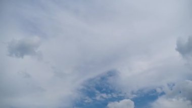 Bulutlar Mavi Gök 'te pürüzsüz hareket eder. Zaman Uygulaması