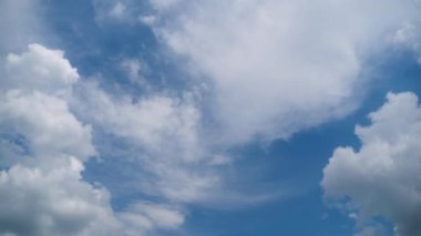 Bulutlar Mavi Gök 'te pürüzsüz hareket eder. Zaman Uygulaması