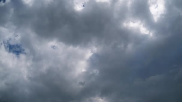 Gewitterwolken ziehen am Himmel auf, Zeitraffer. — Stockvideo