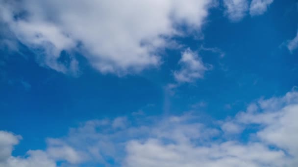 Nuvens se movem suavemente no céu azul. Prazo de validade — Vídeo de Stock