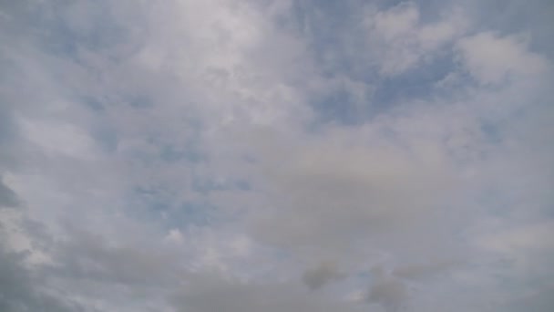 เมฆเคลื่อนที่อย่างราบรื่นในท้องฟ้าสีฟ้า ระยะเวลา — วีดีโอสต็อก