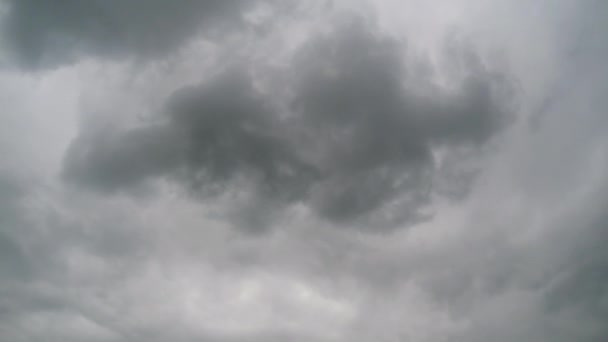 Gewitterwolken ziehen am Himmel auf, Zeitraffer. — Stockvideo