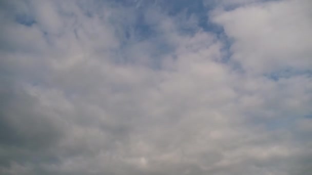 Las nubes se mueven suavemente en el cielo azul. Cronograma — Vídeos de Stock