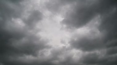 Fırtına Bulutları Gökte Hareket Ediyor, Zaman Çizelgesi.