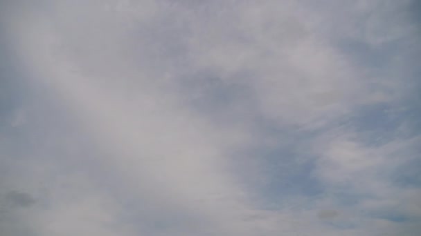 Wolken ziehen sanft in den blauen Himmel. Zeitraffer — Stockvideo
