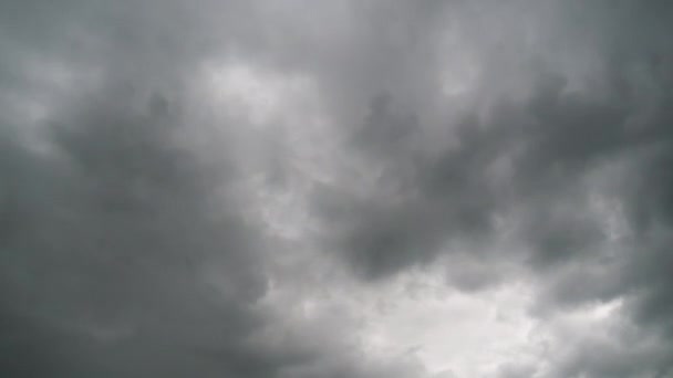 Nuages se déplacent en douceur dans le ciel bleu. Temps écoulé