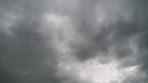 Wolken ziehen sanft in den blauen Himmel. Zeitraffer — Stockvideo